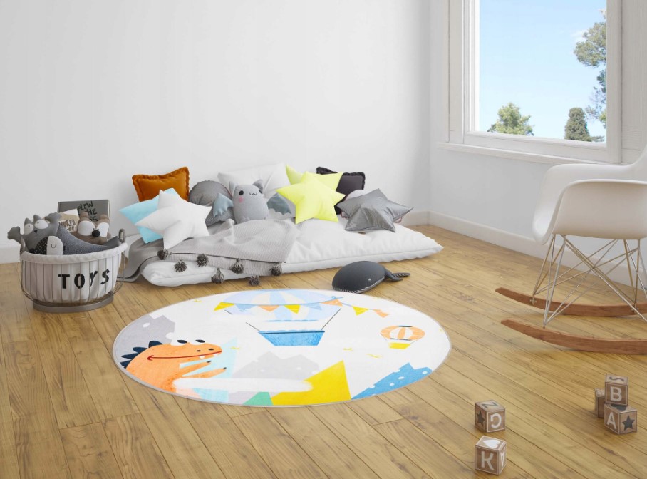 Copil jucându-se pe covor educațional colorat